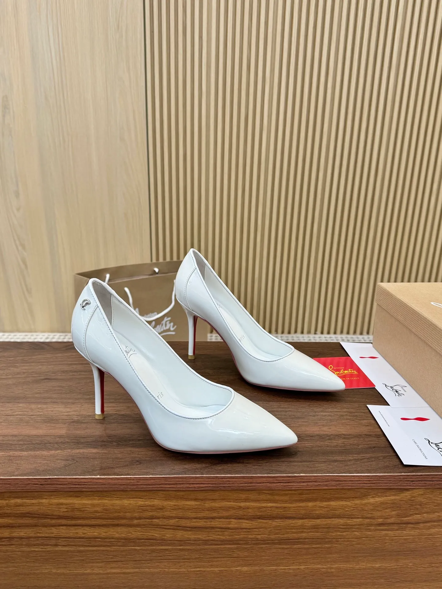 👟👟Ex-factory price 480👟👟 Genuine leather sole +40 Year-round shipment💝Christian Louboutin CL👠 "Patent Leather Hemming Craft Series" Noble and luxurious, real blingbling👟👟 Real materials, all customized by the pattern maker, and the materials are made of original customized materials to achieve the taste of the original 5 color options💍Upper: Imported👉cow patent leather💪 Lining: Sheepskin foot pad/lining Size: 34-40.41.42 Heel height: two options: 10.5cm and 8.5cm